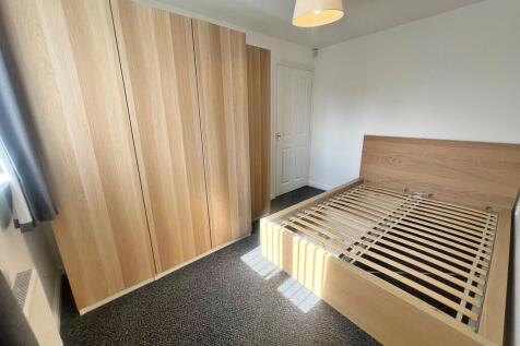63 Upton Rocks Av...