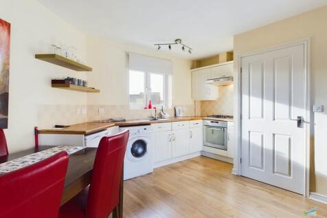 24, Kingham Close , Moreton  photo 5