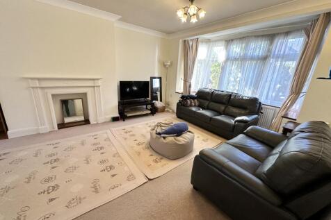 Elgar Avenue, Ealing W5 3JU photo 4
