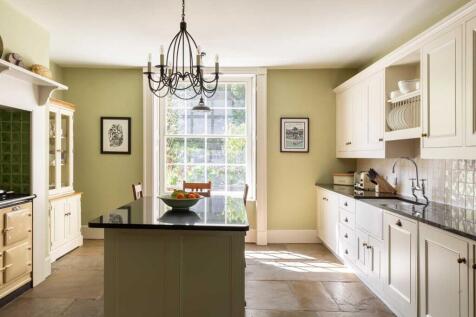 5 bed, 2 bath Detached in Manchester - Photo 3