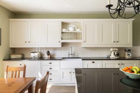 5 bed, 2 bath Detached in Manchester - Photo 11