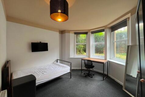 4-bed flat on Cotham Gardens, Bristol, BS6, £3,600/mo