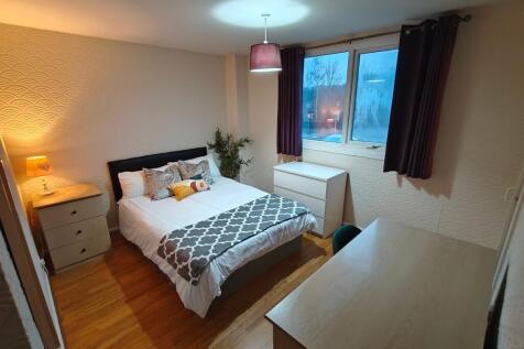 Bright double bedroom with neat furnishings...