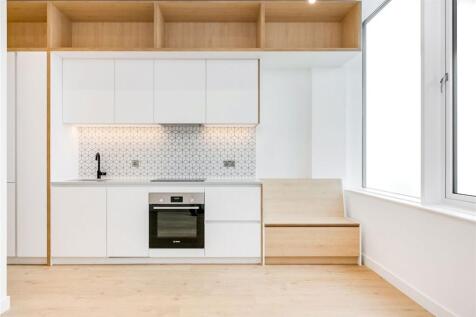 1-bed flat on Apt Parkview, Brentford, £1,800/mo