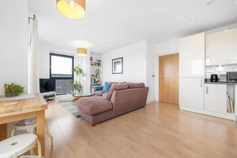Open plan kitchen-reception.JPG