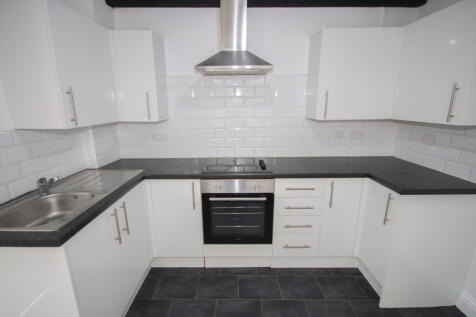 3 SEPARATE BEDROOMS, FIRST FLOOR WC, WALKING DIST