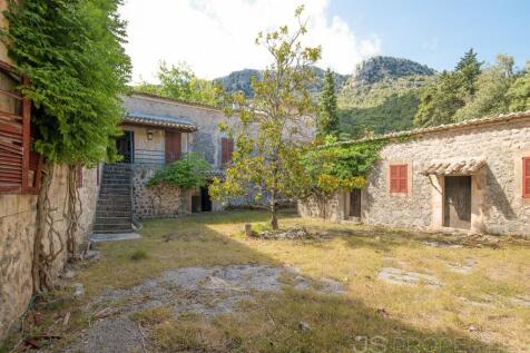 LARGE POSSESSION WITH RESTAURANT FOR SALE