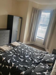 Bright, tidy double bedroom with large window a...