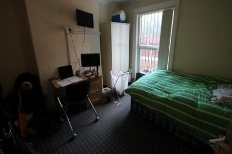 A cozy bedroom featuring a double bed with a gr...