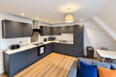 2-bed flat on The Square, Old Town, SN1, £1,450/mo