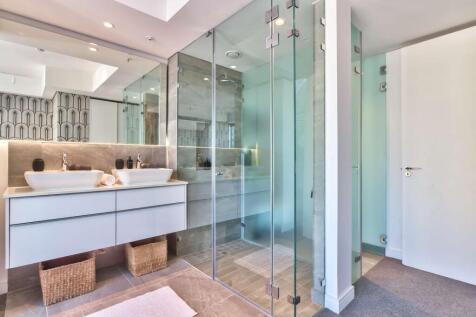 En-suite bathroom to bed 3