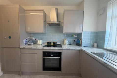 Park Crescent East, Northampton NN5 photo 3