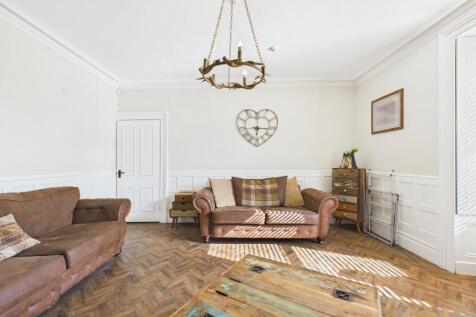 CAM04201G0-PR0061-STILL015