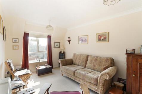 29 Cecily Court sitting room 2.jpg