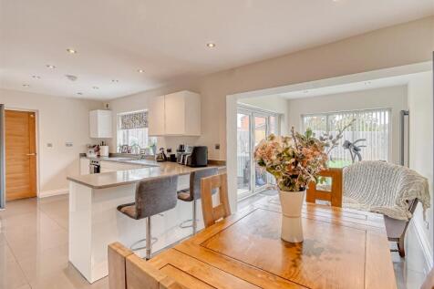 12 Queensway Drive-03.jpg