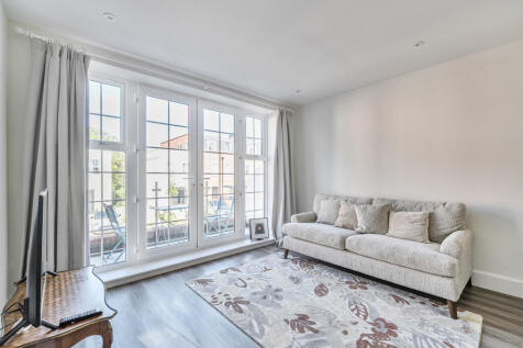 Jubilee Gardens, Weybridge, Surrey, KT13 photo 2