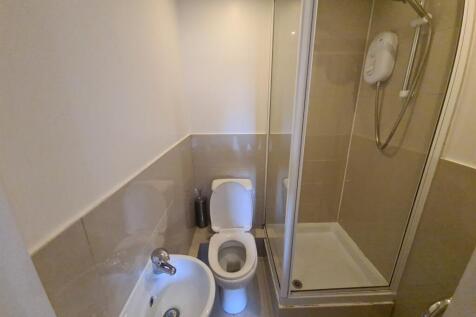 A clean and well-maintained bathroom suite feat...