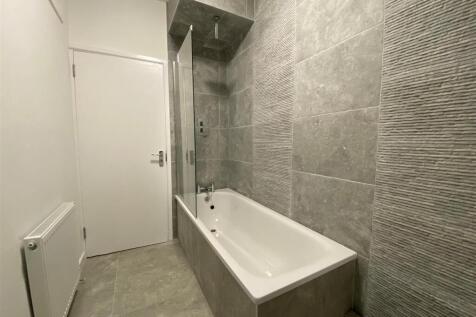 3, 252 Holton Road - bathroom.jpg