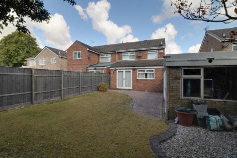 Enclosed Garden with Patio Area