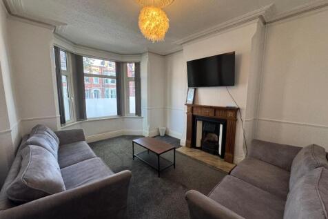 7-bed semi-detached on Lenton Boulevard, Nottingham, Nottinghamshire, NG7, £4,095/mo