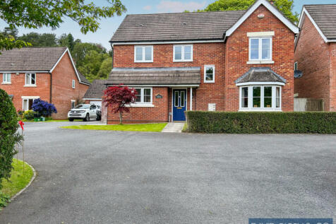 Modern Detached 4 Bedroom Property