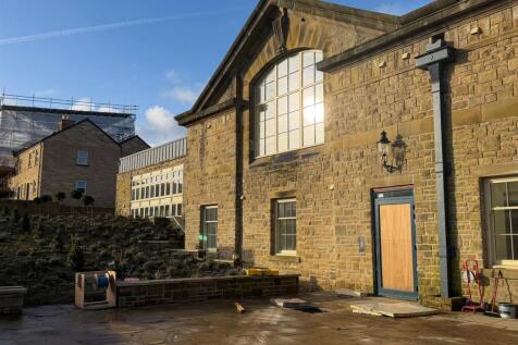 ATTRACTIVE COMMUNAL GARDEN &amp; SECURE PARKING