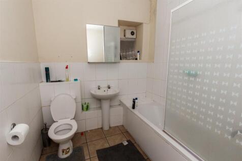 Bright bathroom suite with integrated bathtub...