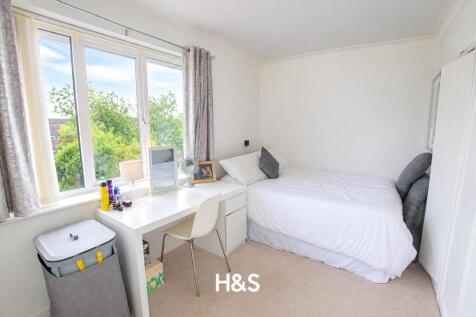 47 Este - bedroom 2 no frames.jpg