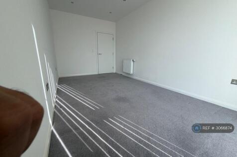 3-bed flat on Collett Mansions, Barking, IG11, £2,250/mo