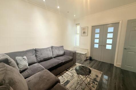 Balmoral Avenue, Hyde, Tameside photo 4