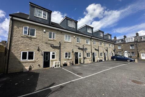 3-bed terraced on Jubilee Street North, Halifax, £1,050/mo