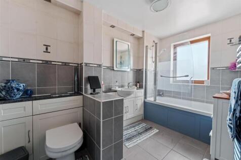 11 - family bathroom.JPG