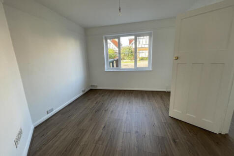Gresham Drive, Romford, Essex, RM6 photo 4