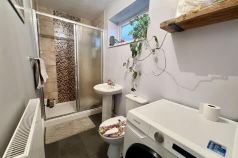 UTILITY/SHOWER ROOM