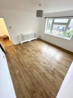 A Beautiful, Top Floor Two Bedroom Flat in Cheshu