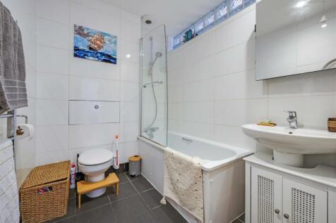 81300 VM NHH 16 SHORTCROFT MEAD COURT NW10 1BF_945