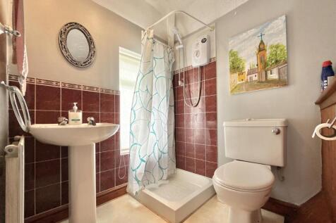 Bedroom 1 Ensuite.jpg