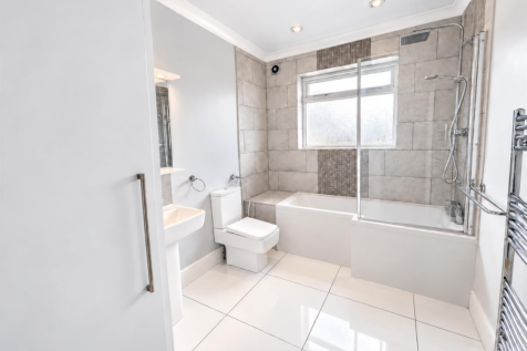 72 Pickmere Road - Bathroom 2.png