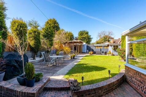 57 Queens Road-garden1.jpg