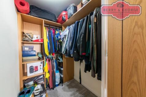 WALK IN WARDROBE