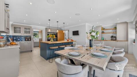 Kitchen dining