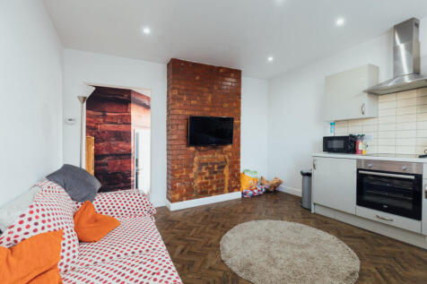 1-bed flat on Radmoor Road, Loughborough, £975/mo