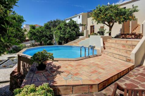 house, pool &amp; garden in historic centre