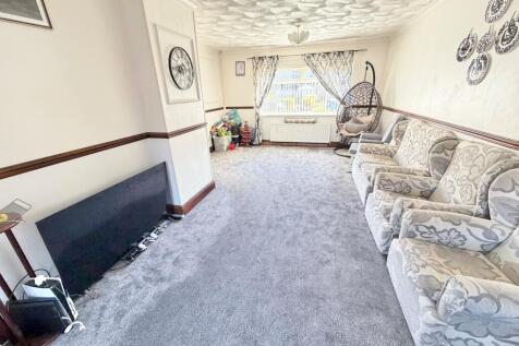 Lancaster Gardens, Ellesmere Port photo 4