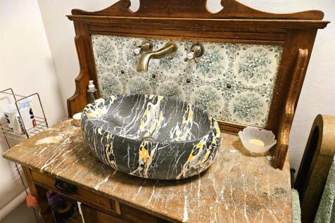 Basin in en suite.jpg