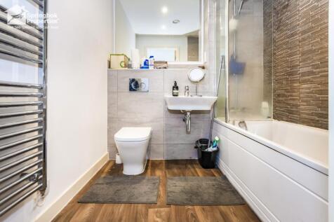 3 bed, 2 bath Apartment in Birmingham - Photo 11
