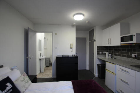 Student en-suite room available now.