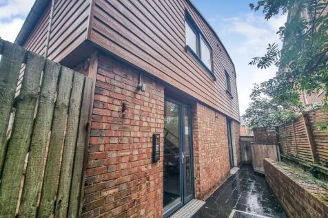 1-bed flat on Staines Road, Twickenham, £1,550/mo