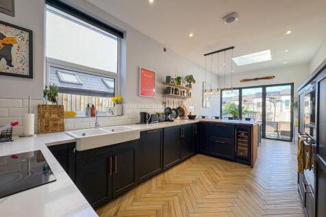 Open plan kitchen/dining room