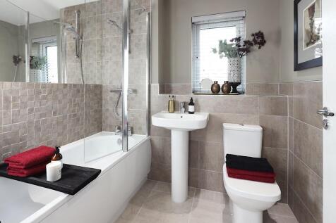 A good sized modern family bathroom